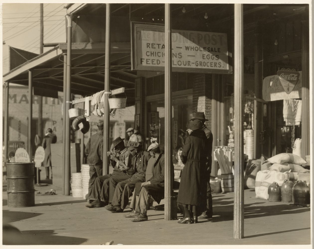 Scen på trottoaren, Selma, Alabama av Walker Evans