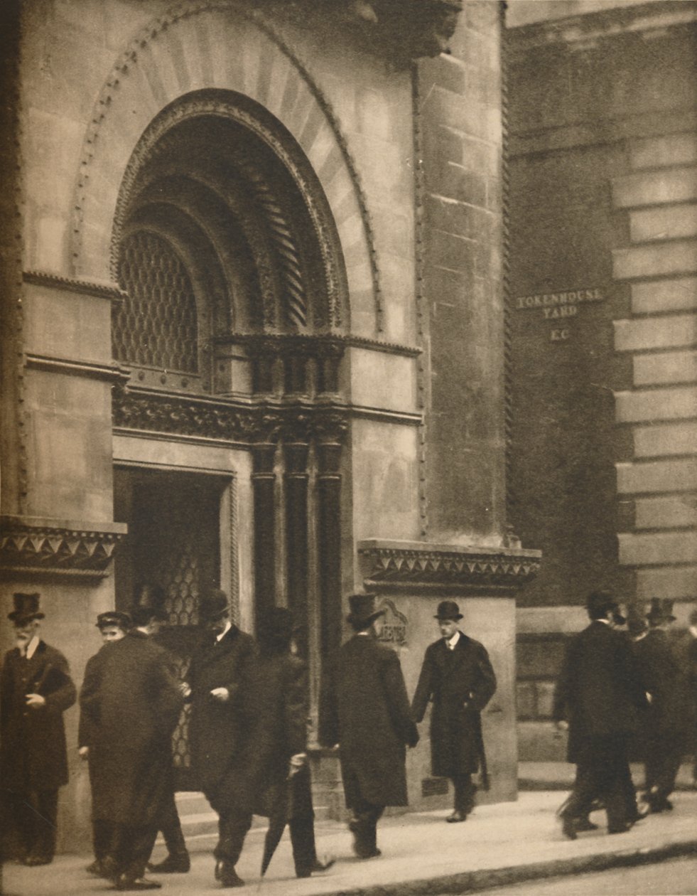 En glimt av Lothbury vid middagstid på en affärsdag, c1935. av Walter Benington