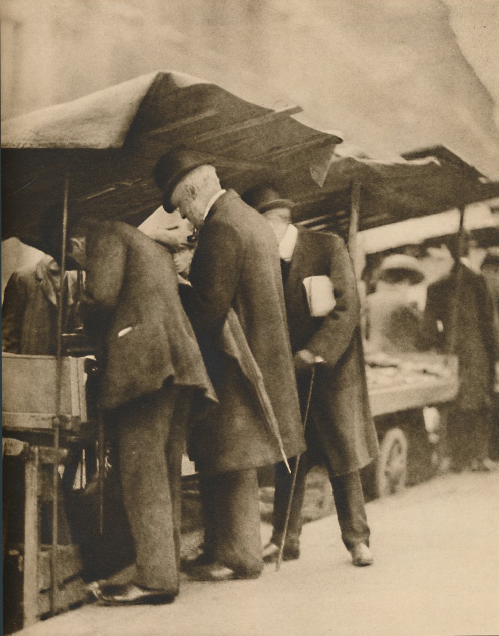 Vid en av bokbodarna på Farringdon Road Market, c1935. av Walter Benington