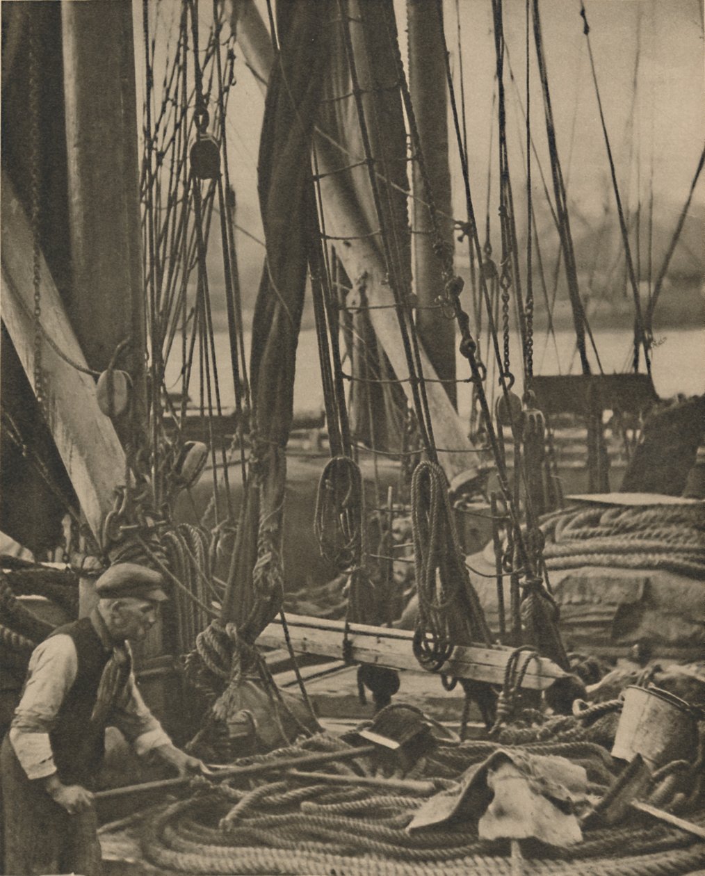 Vid foten av masten på en Thames pråm, c1935. av Walter Benington