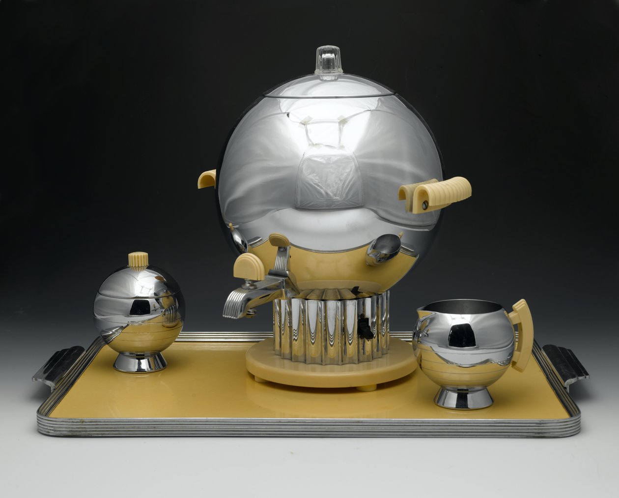 Kaffeurna, "Coronet Pattern", modellnummer 90121, tillverkad av Chase Brass & Copper Co. Inc. av Walter von Nessen