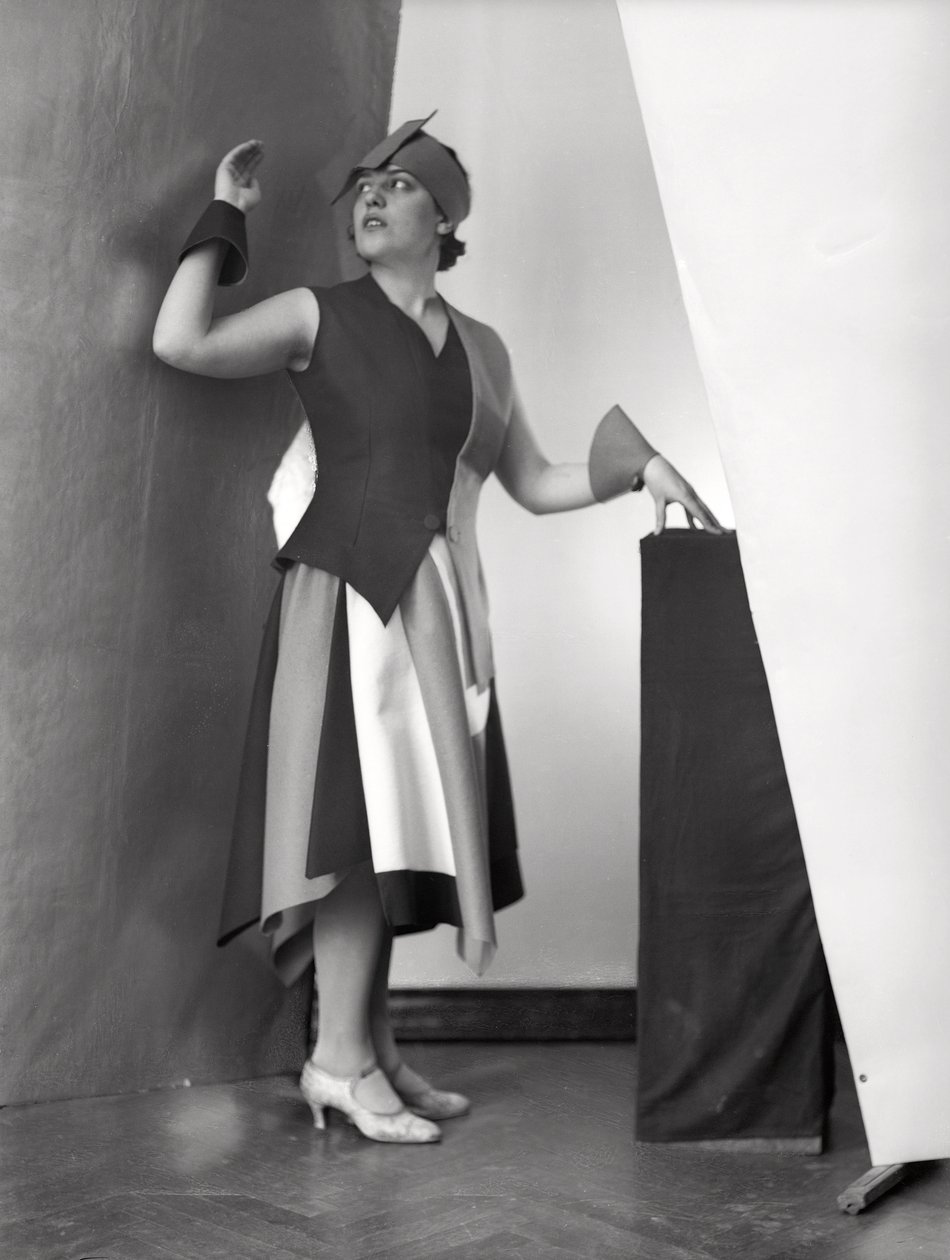 Porträtt av Anita Pittoni i en klänning designad av målaren Marcello Clarion, ca 1930 (svartvitt foto) av Wanda Wulz
