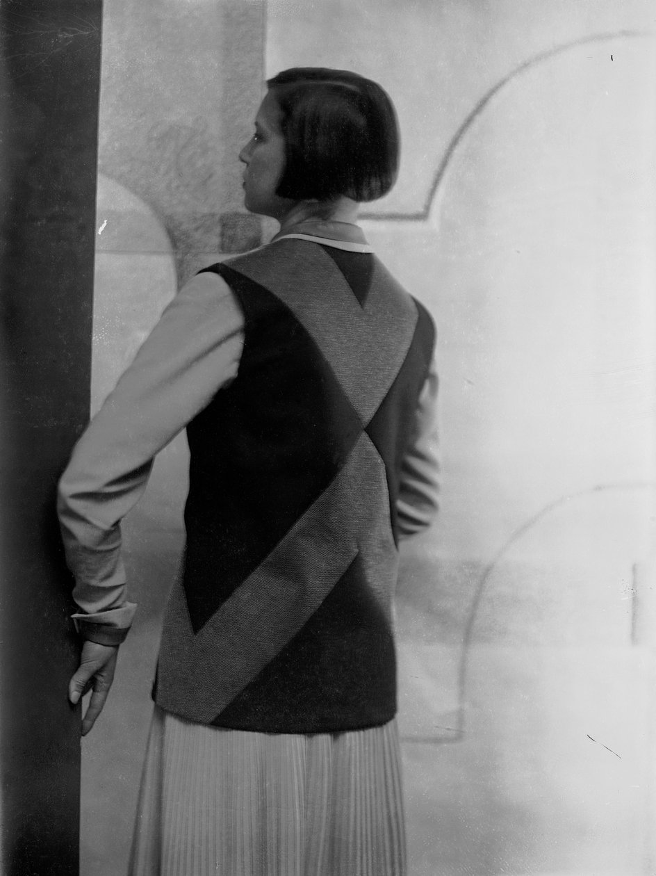 Porträtt av Marion Wulz i klänning designad av Anita Pittoni, ca 1940 (svartvitt foto) av Wanda Wulz