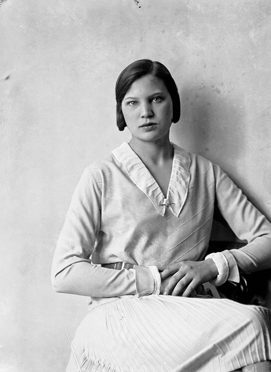 Porträtt av Marion Wulz i klänning designad av Anita Pittoni, ca 1940 (svartvitt foto) av Wanda Wulz