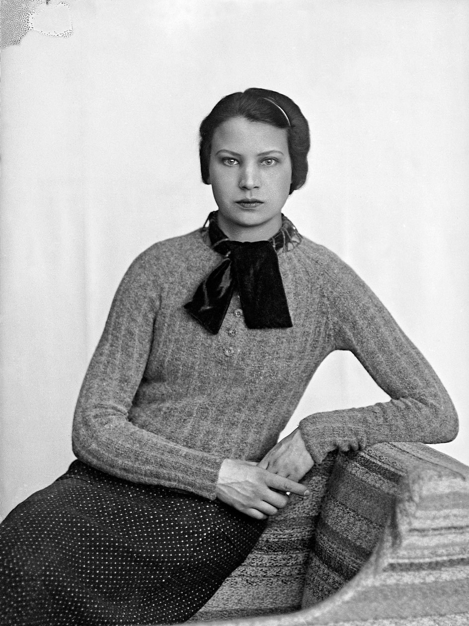 Porträtt av Marion Wulz i klänning designad av Anita Pittoni, ca 1940 (svartvitt foto) av Wanda Wulz