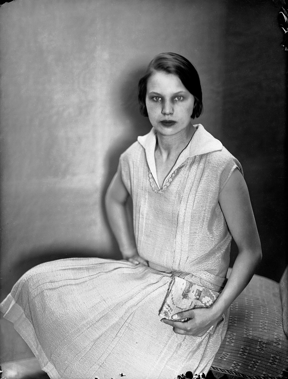 Porträtt av Marion Wulz med klänning av Anita Pittoni, ca 1930 (svartvitt foto) av Wanda Wulz