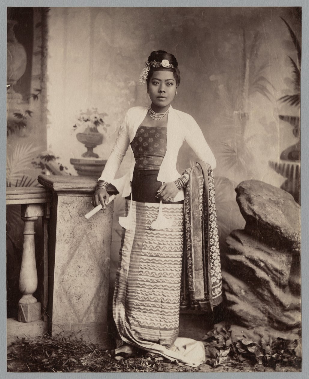 Burmesisk kvinna (albumenprint) av Watts and Skeen