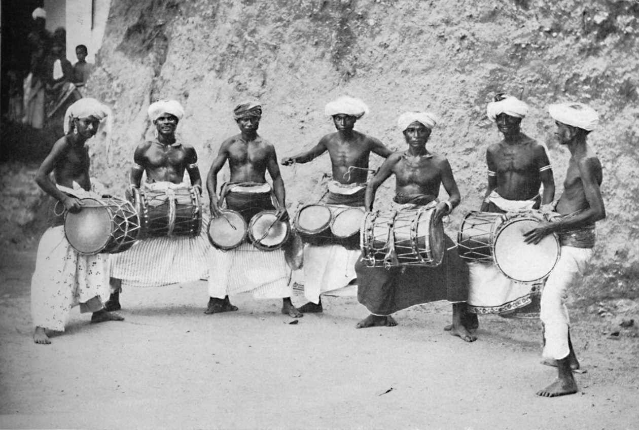 Guidas djävulsdansare med sina trummor, 1902 av Watts and Skeen