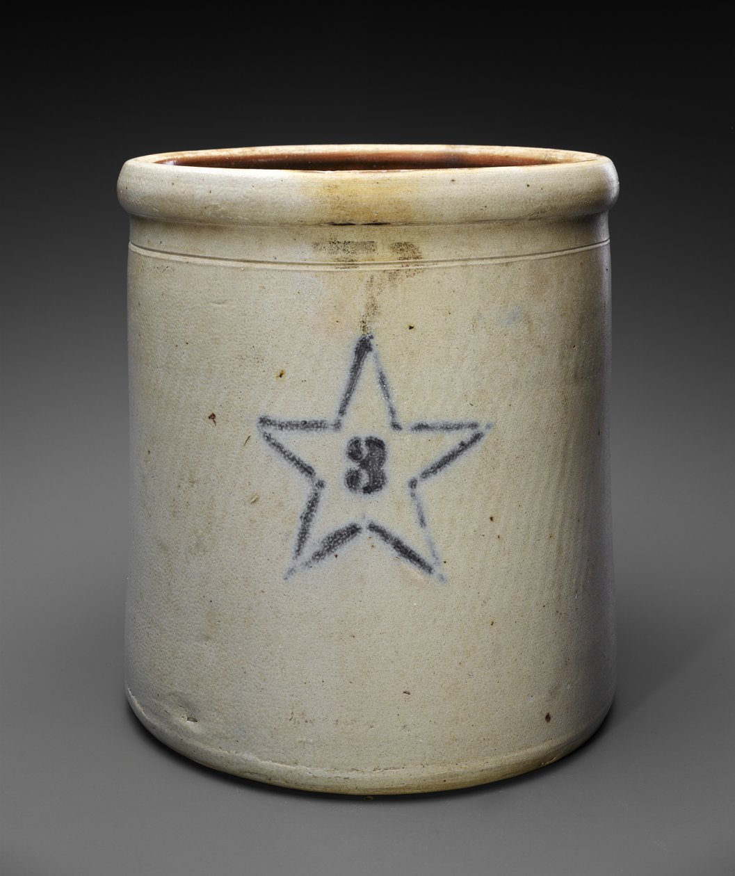 Three Gallon Crock, ca. 1909-1915 (bristolglaserat stengods med stencilerad kobolt) av Weller and Wagner Co. Newton