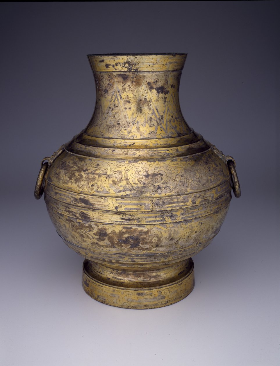 Förvaringskärl (Hu eller Zhong) med sammanflätade drakar och stiliserade moln (brons med inskuren dekoration & guld- och silveramalgam) av Western Han Dynasty Chinese School