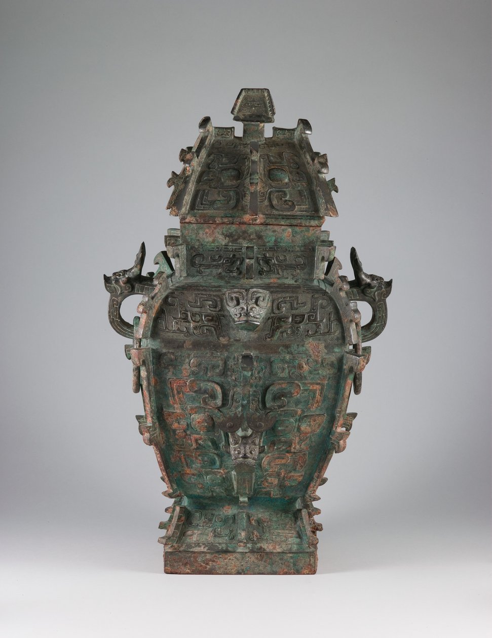 Vinbehållare med lock (fang lei) med motiv av zoomorfa masker och handtag med djurhuvuden, sent 1000-tal f.Kr (brons) av Western Zhou Dynasty Chinese School