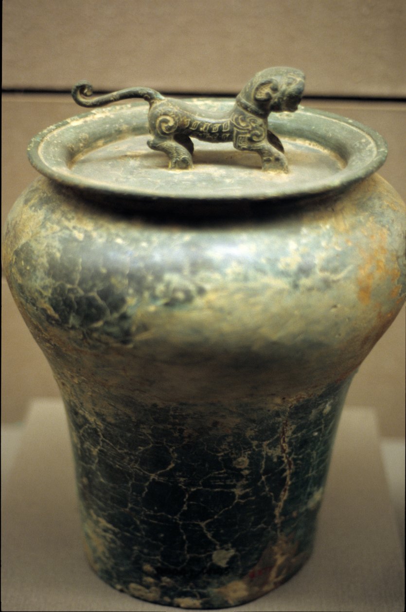 Vinvas i form av en kruka, överst en tiger. av Western Zhou Dynasty Chinese School
