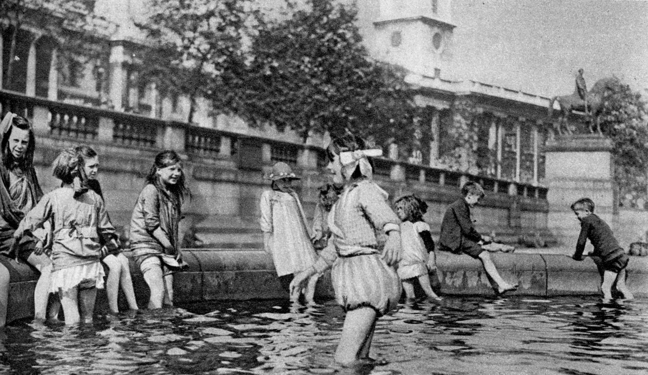 Barn som paddlar i fontänerna på Trafalgar Square, London, 1926-1927 av Whiffin