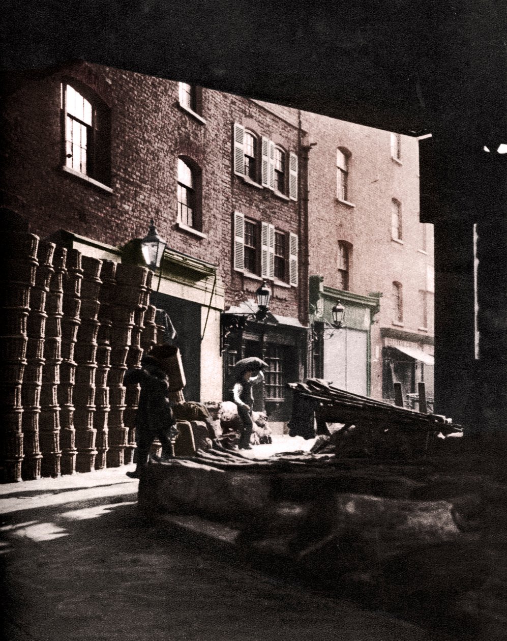 Fruktkorgar staplade mot hus på Borough Market, London, 1926-1927 av Whiffin