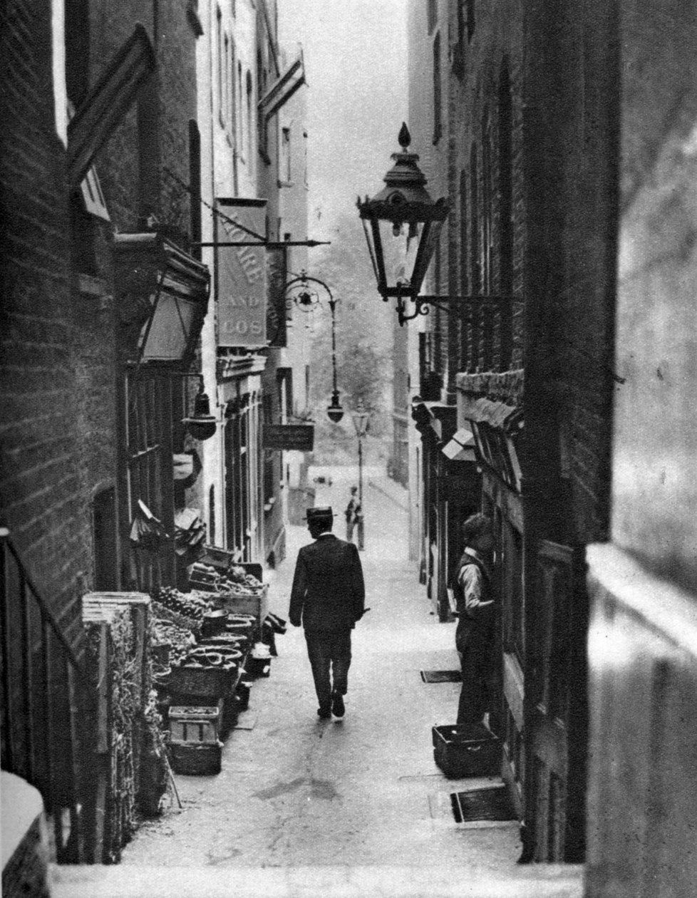 George Court en gränd som leder till Adelphi Theatre från Strand, London, 1926-1927. av Whiffin