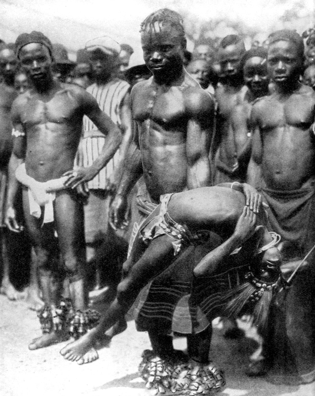 En stamman från Yafouba jonglerar med en flicka, Elfenbenskusten, Västafrika, 1936. av Wide World Photos