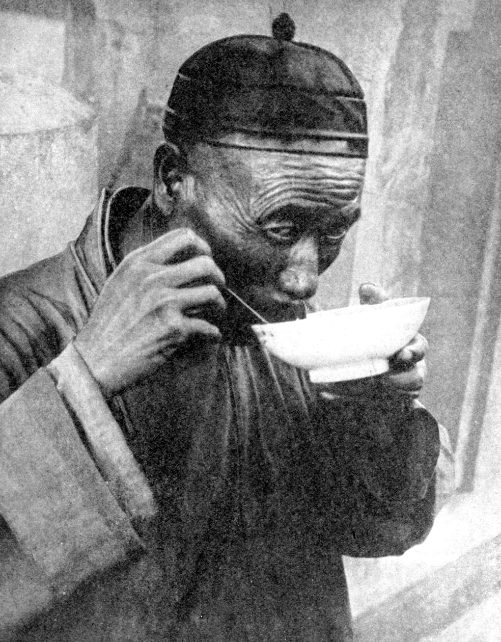 En man som äter, Mukden Shenyang, Kina, 1936. av Wide World Photos