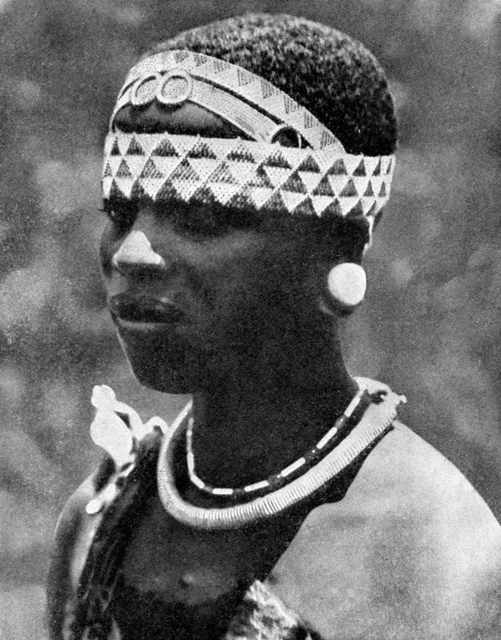 Hustru till en Angoni-hövding, Moçambique, Afrika, 1936. av Wide World Photos