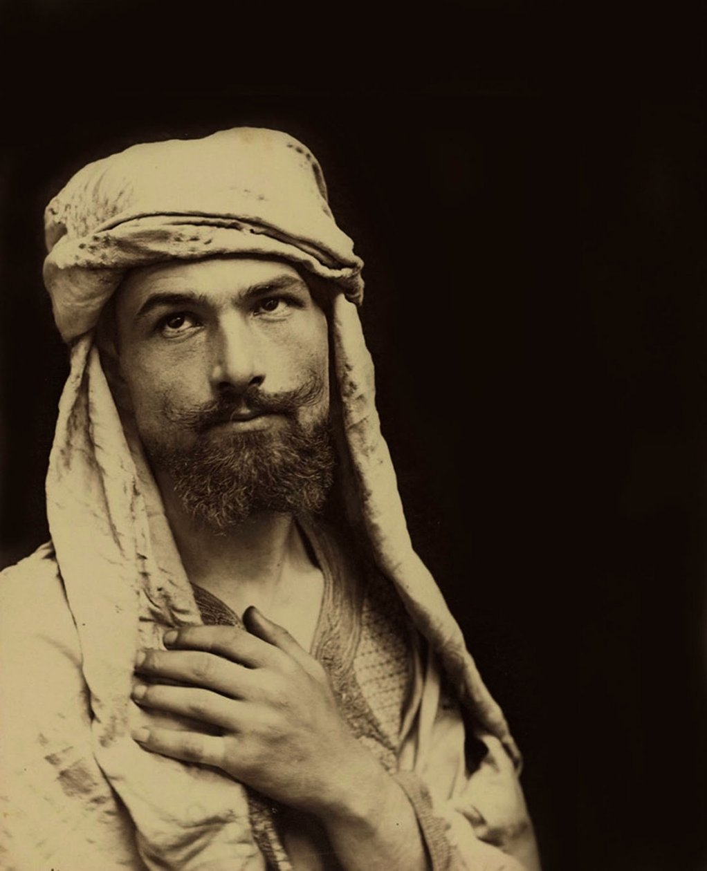 Självporträtt av baron Wilhelm von Gloeden (1856 – 1931) i arabisk dräkt, ca 1890 (sepiafoto). av Baron Wilhelm von Gloeden