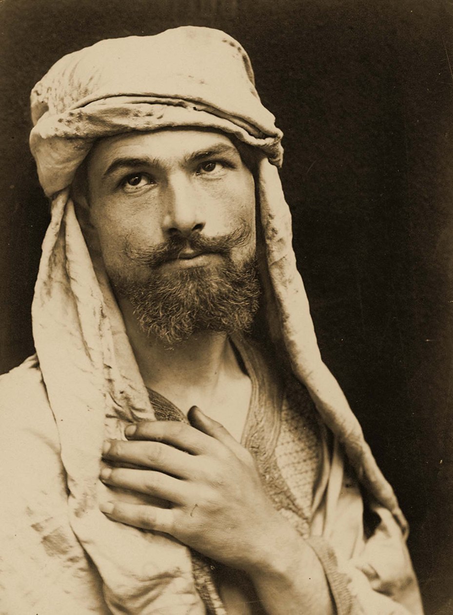 Självporträtt av baron Wilhelm von Gloeden (1856 – 1931) i arabisk dräkt, ca 1890 (sepiafoto). av Baron Wilhelm von Gloeden