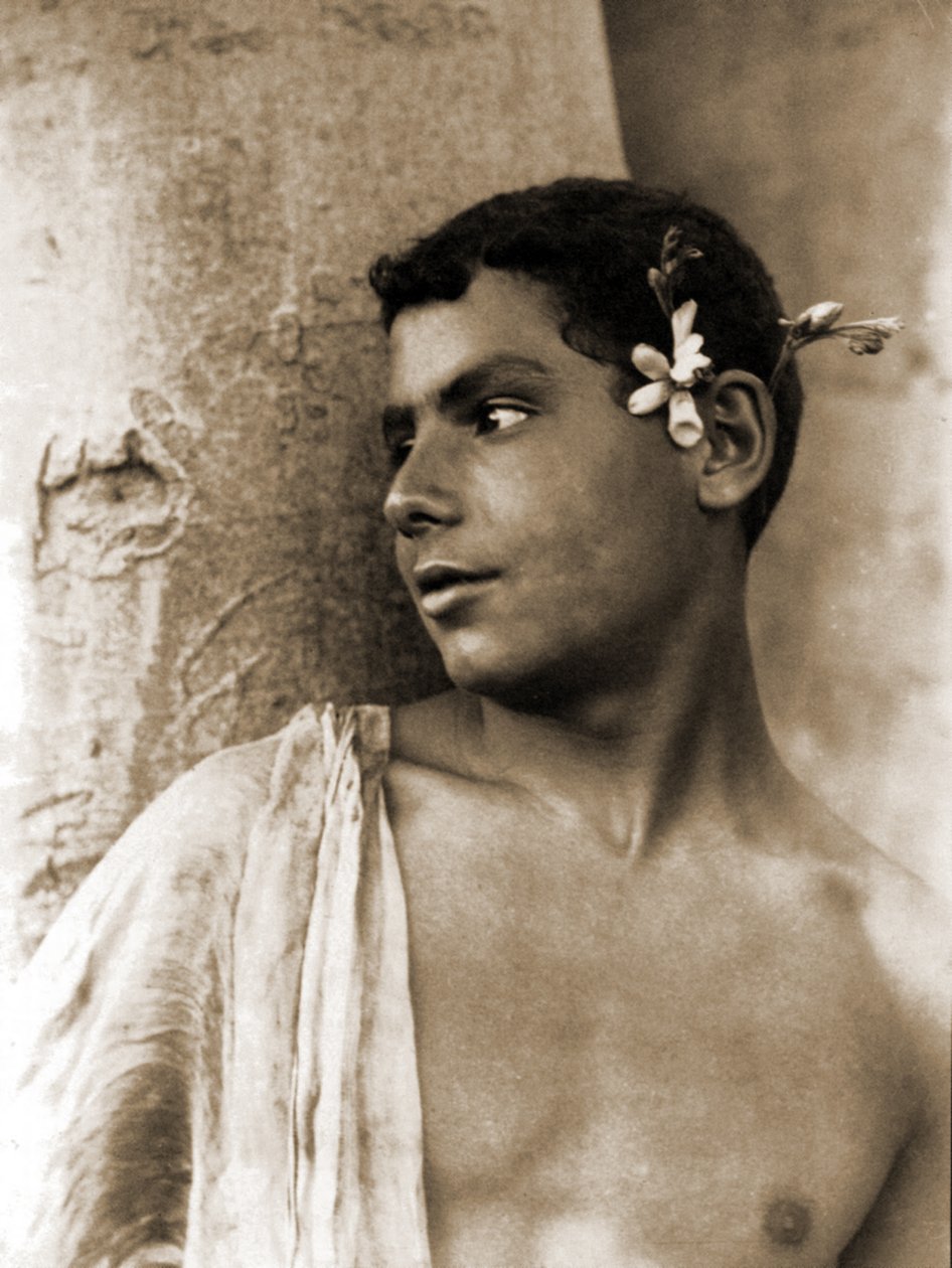 Studie av en pojke med blommor i håret, Neapel, ca 1899 (sepiafoto) av Baron Wilhelm von Gloeden