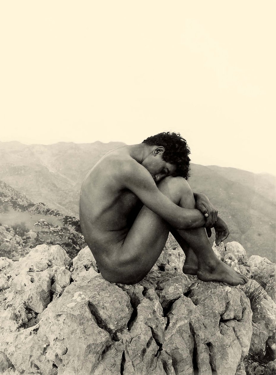 Studie av en naken man på en sten, Taormina, Sicilien, ca 1900 (sepiafoto) av Baron Wilhelm von Gloeden