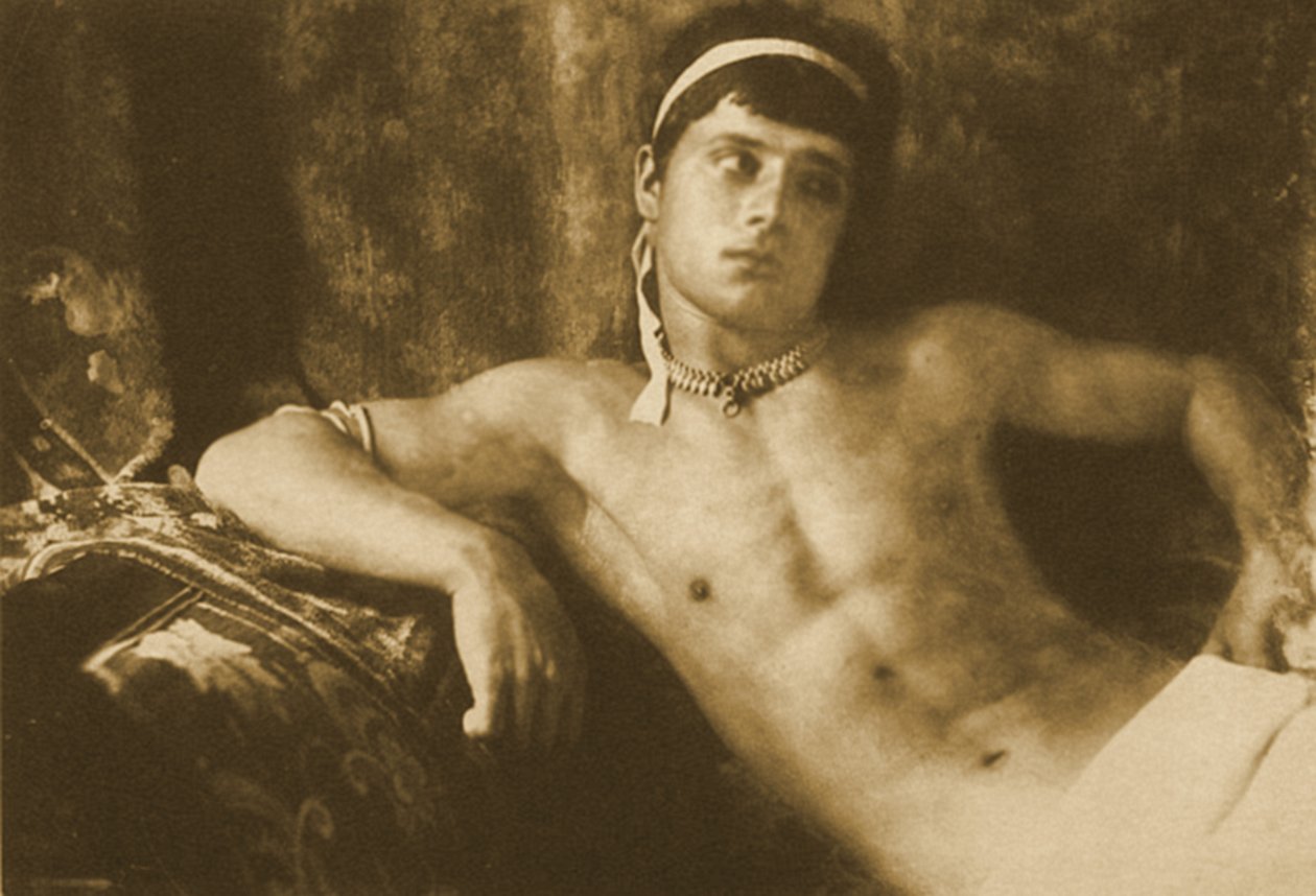 Studie av en liggande pojke som bär smycken. ca 1899 (sepiafoto) av Baron Wilhelm von Gloeden