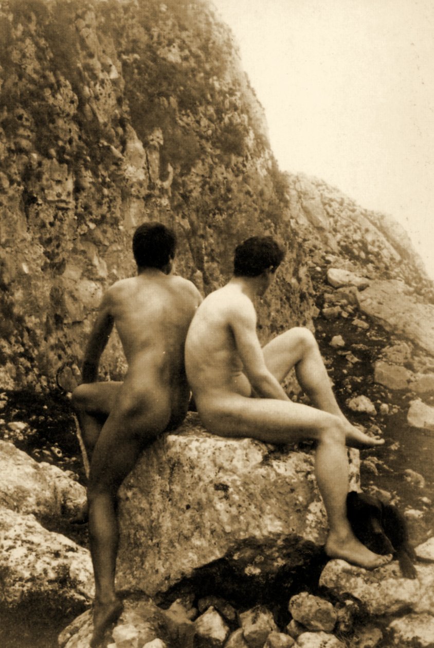 Studie av två manliga nakenbilder som sitter rygg mot rygg, ca 1898 (sepiafoto) av Baron Wilhelm von Gloeden