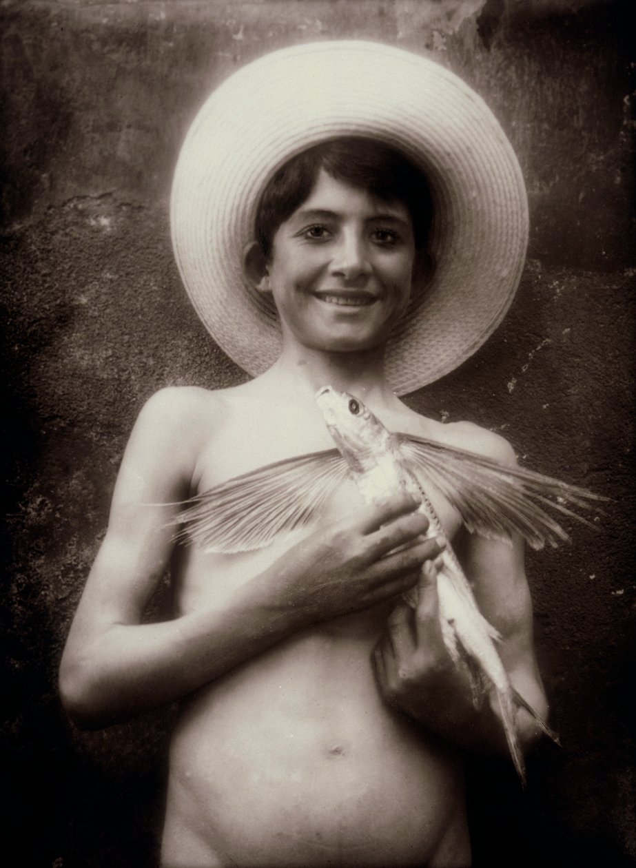 Ung pojke med flygfisk, Sicilien, ca 1895 (glasplatta) av Baron Wilhelm von Gloeden