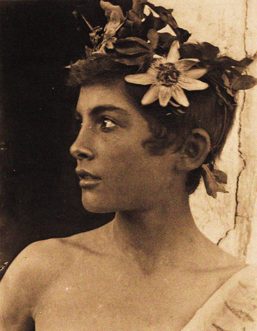 Studie av en siciliansk pojke med passionsblommor i håret, Sicilien, ca 1899 (foto) av Baron Wilhelm von Gloeden