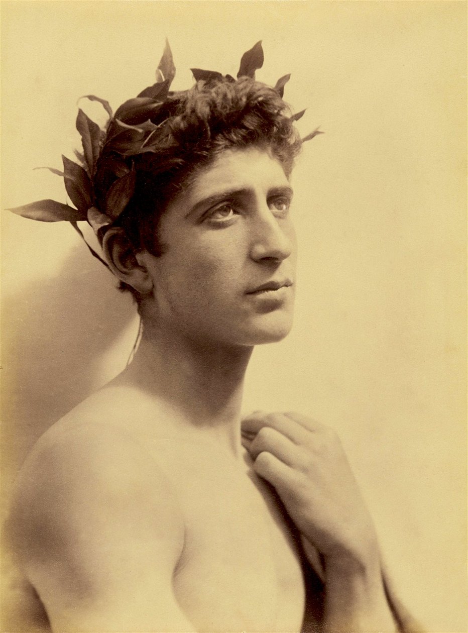 Studie av en pojke som bär en krans, Sicilien, C.1898 (sepiafoto) av Baron Wilhelm von Gloeden