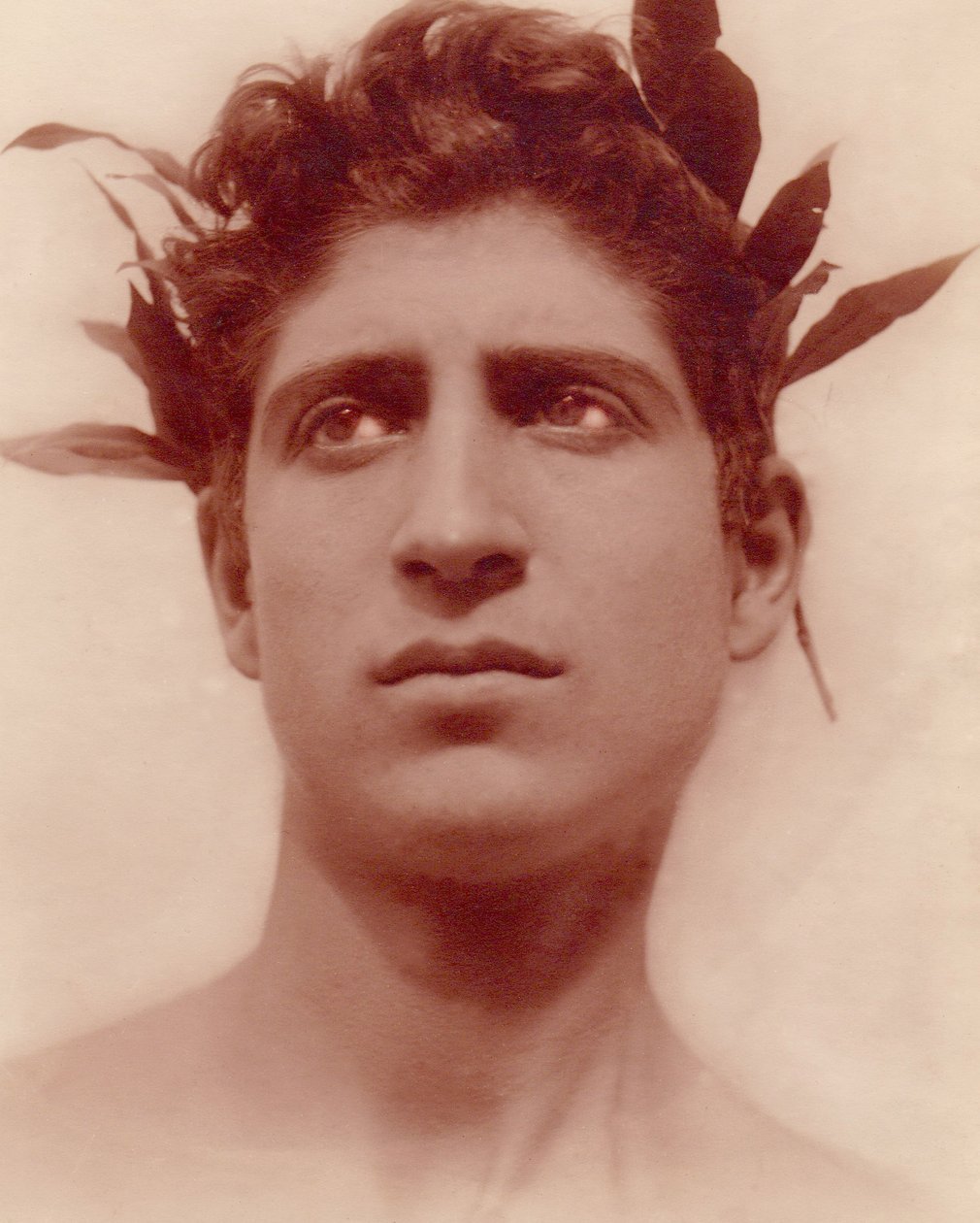 Studie av en pojke som bär en krans, Sicilien, C.1898 (sepiafoto) av Baron Wilhelm von Gloeden