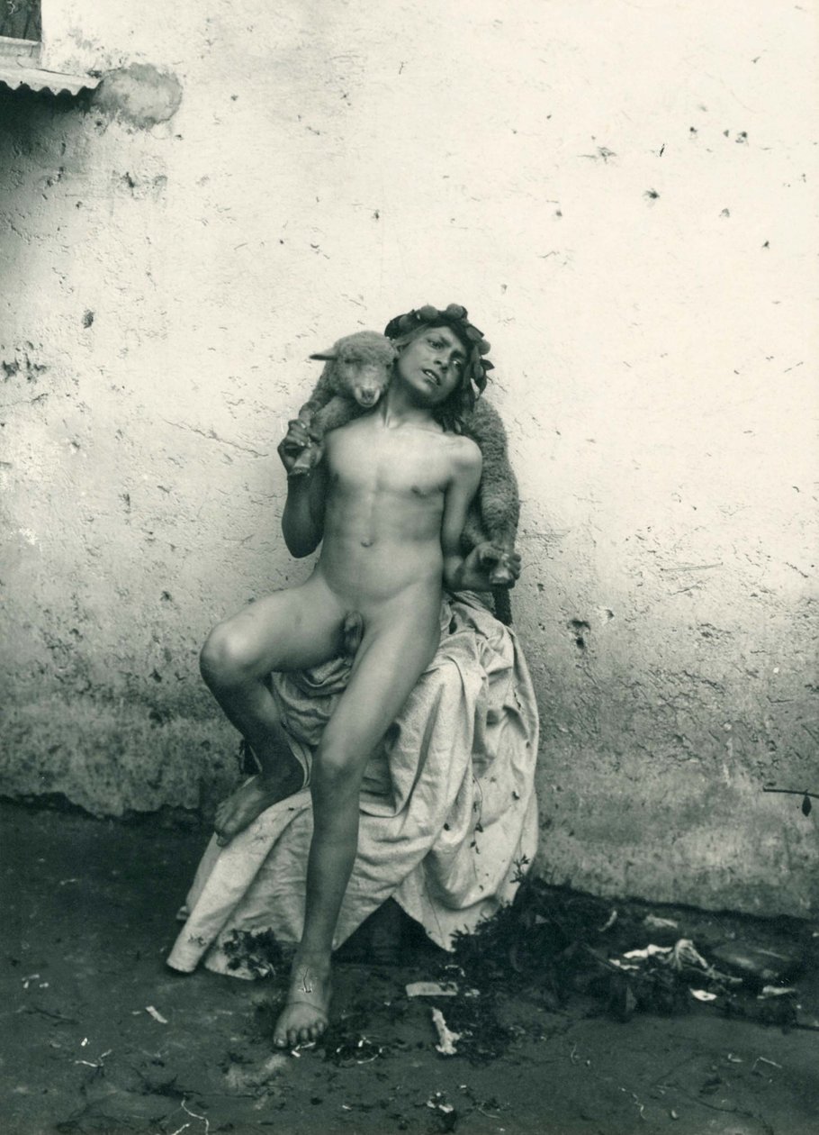 Ung pojke håller får, Sicilien. ca 1899 (svartvitt foto) av Wilhelm von Gloeden