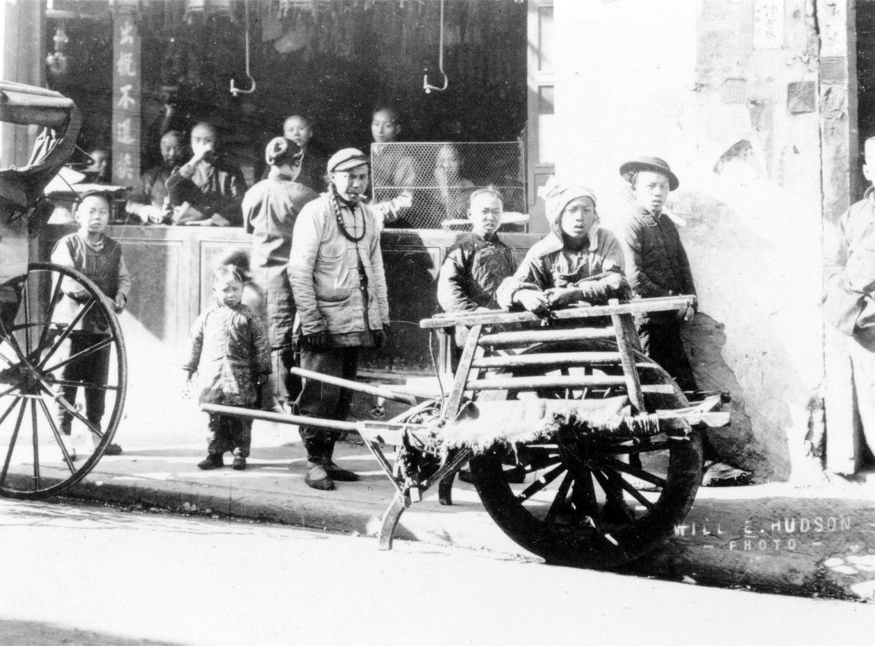 A Wheelbarrow, Kina, ca 1905-7 (bw-foto) av Will E. Hudson