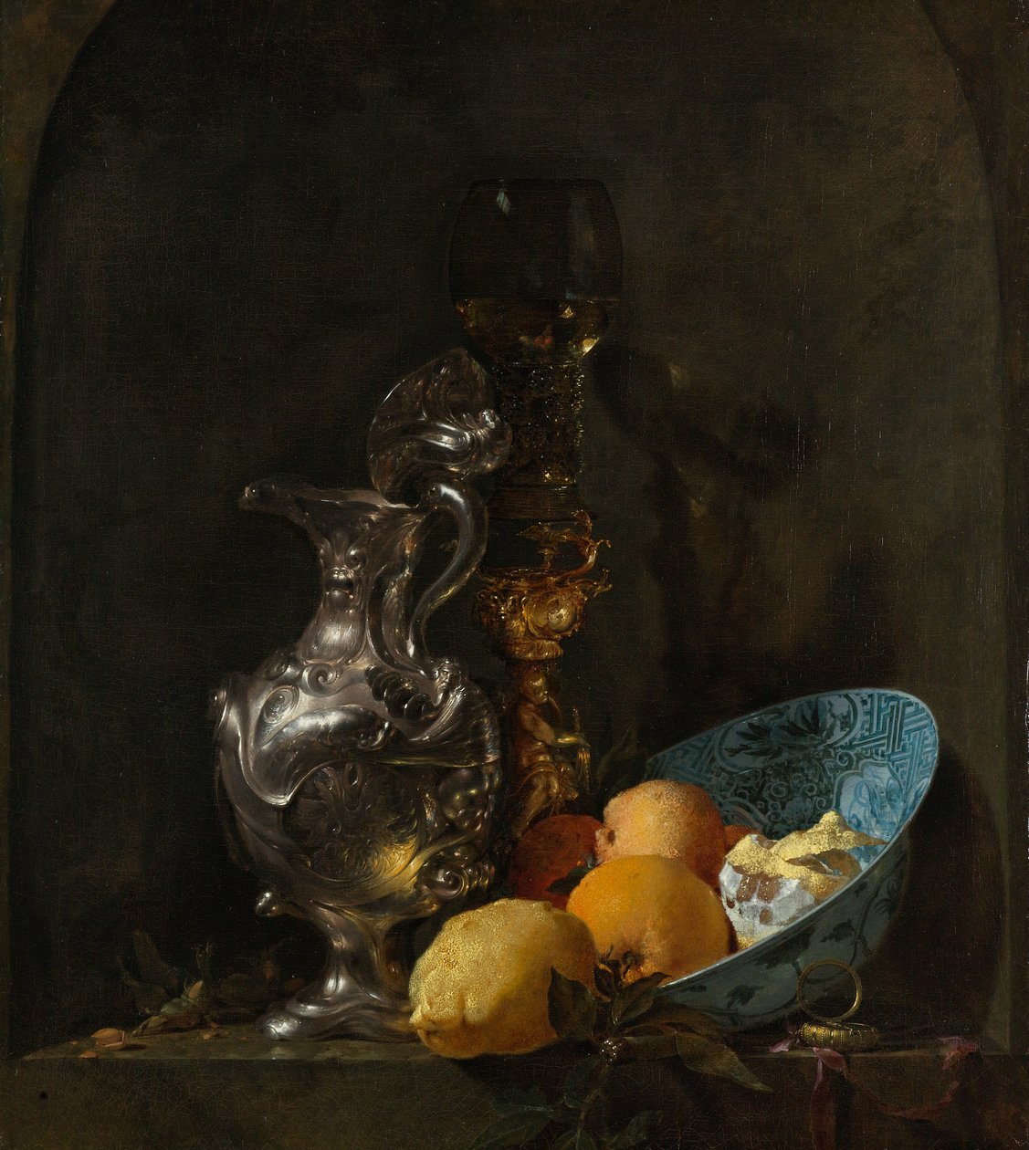 Stilleben med en silverkanna och en porslinsskål av Willem Kalf