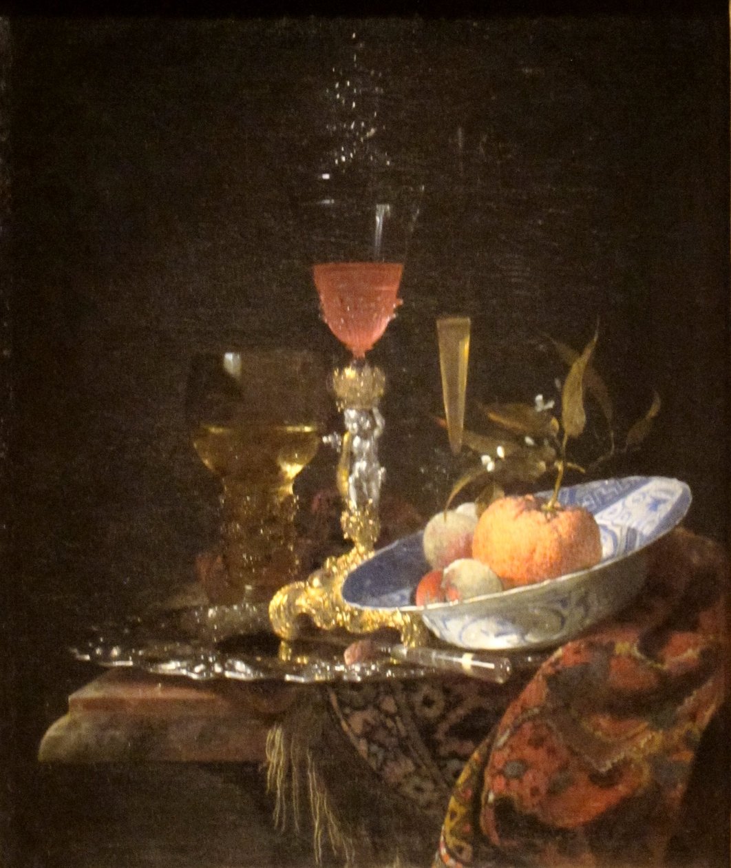 Vinglas och en skål med frukt av Willem Kalf