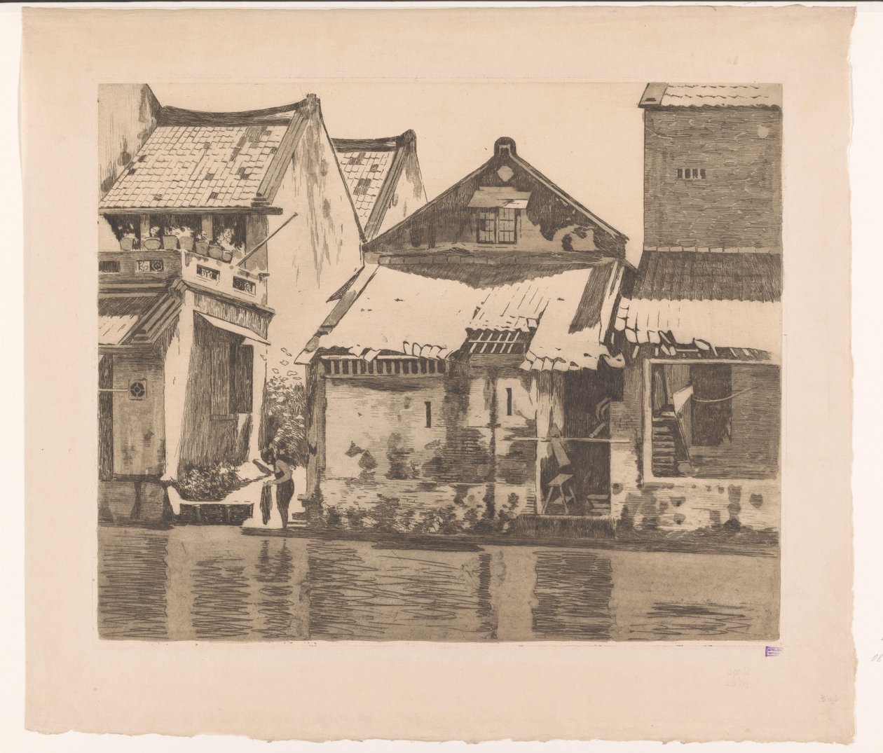 Bostäder längs en flod i Batavia med en kvinna som tvättar kläder Hus på kali. Till vänster en passage mellan husen, där en vaxande kvinna står, Batavia (originaltitel) av Willem Arnoldus Witsen