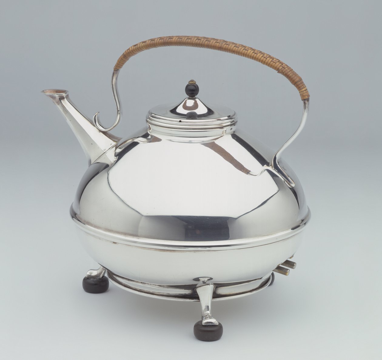 Elektrisk vattenkokare, ca 1905 (silverplatta med eboniserade fötter och knopp och rottinghandtag) av William Arthur Smith Benson