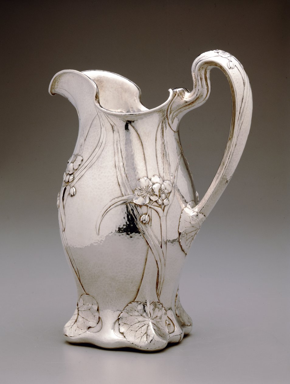 Pitcher, 1912 (silver-martele) av William Christmas Codman