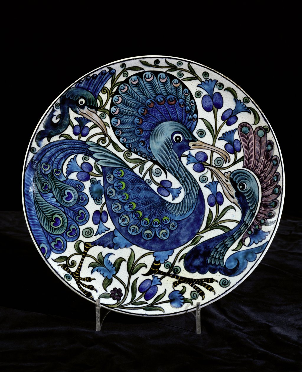Laddare med fantastiska påfåglar, löv och frukt, målad av Charles Passenger, 1888-97 (keramik) av William de Morgan