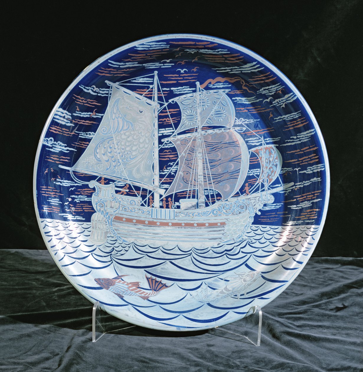 Laddare med silverglans med en galjon som seglar på ett silverglanshav (keramik) av William de Morgan