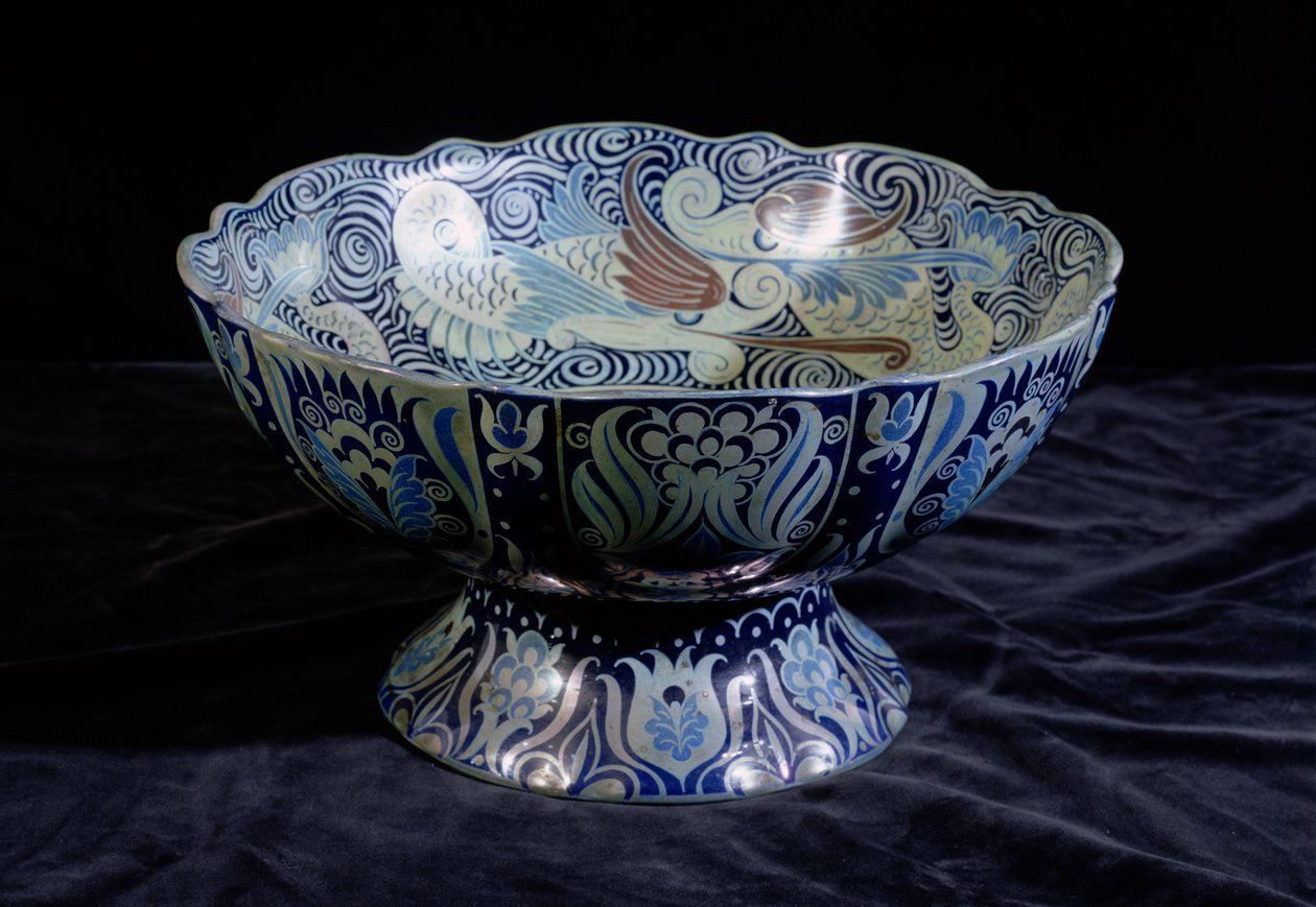 Punch Bowl med skepp i mitten och en fris av fisk och vågor runt kanten, målad av Fred Passenger (keramik) (se även 267789) av William de Morgan