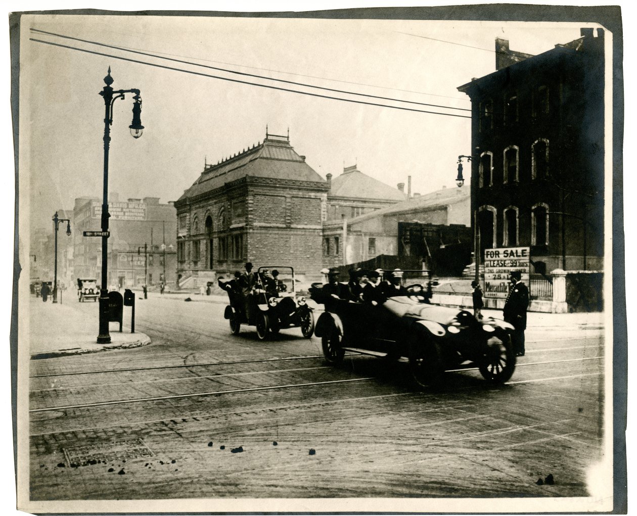 Automobile traffic on Locust between Eighteenth and Nineteenth Streets av William G. Swekosky