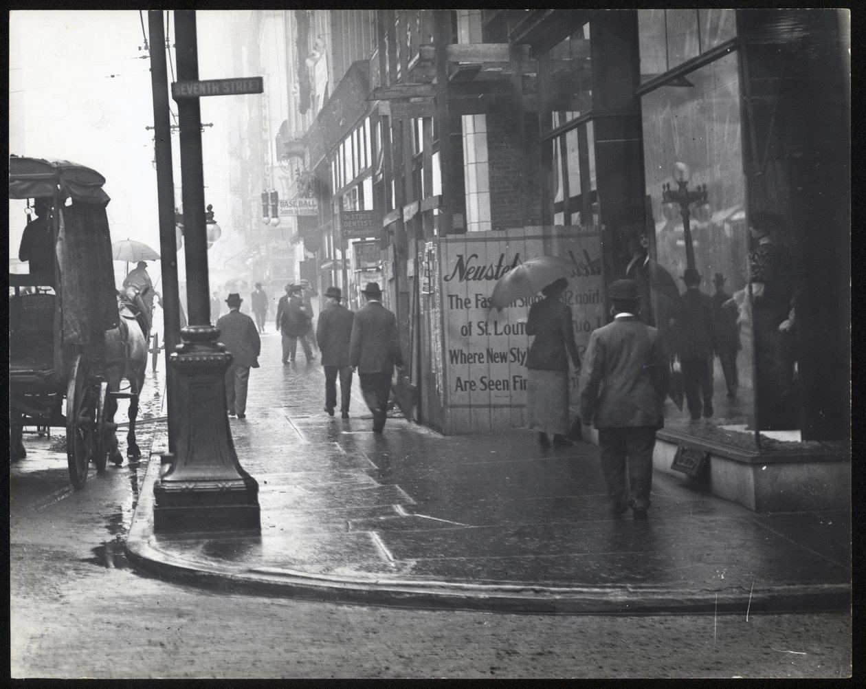 Horizontal, black and white photograph of pedestrians walking on Washington Avenue in the rain av William G. Swekosky