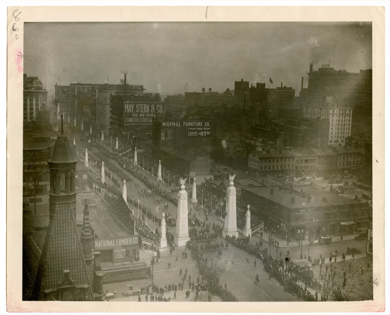 World War I veterans of the 12th Engineers parade down Twelfth street on 13 May 1919. av William G. Swekosky