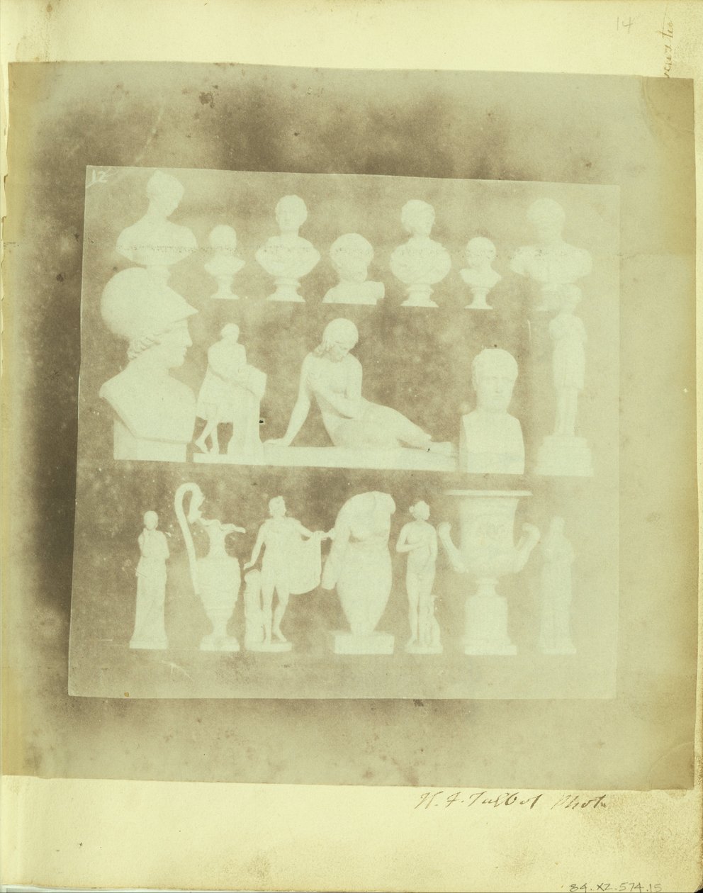 Casts on Three Shelves, in the Courtyard of Lacock Abbey) av William Henry Fox Talbot
