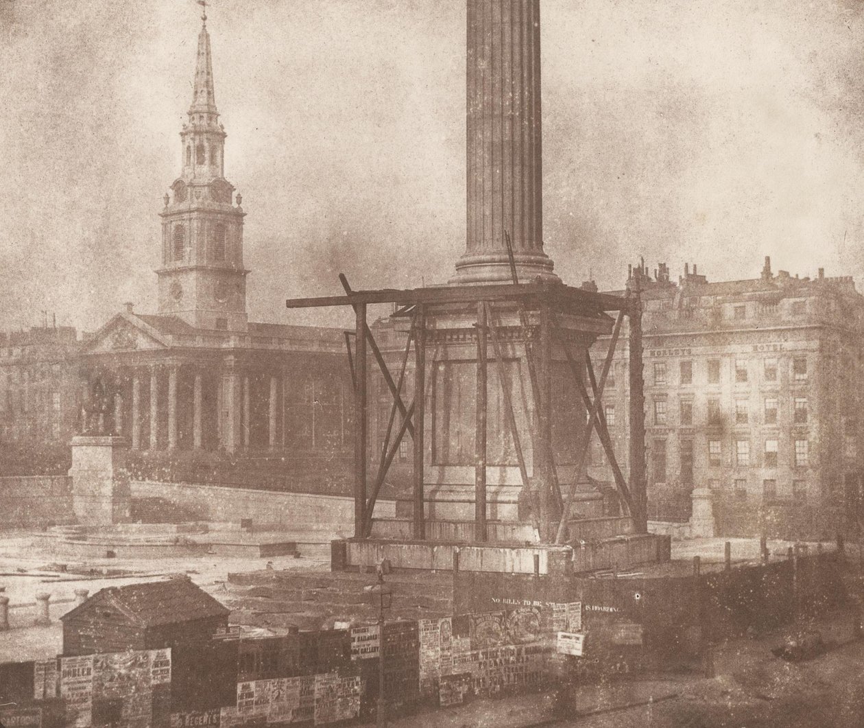 The Nelson Column in Trafalgar Sqaure under Construction av William Henry Fox Talbot