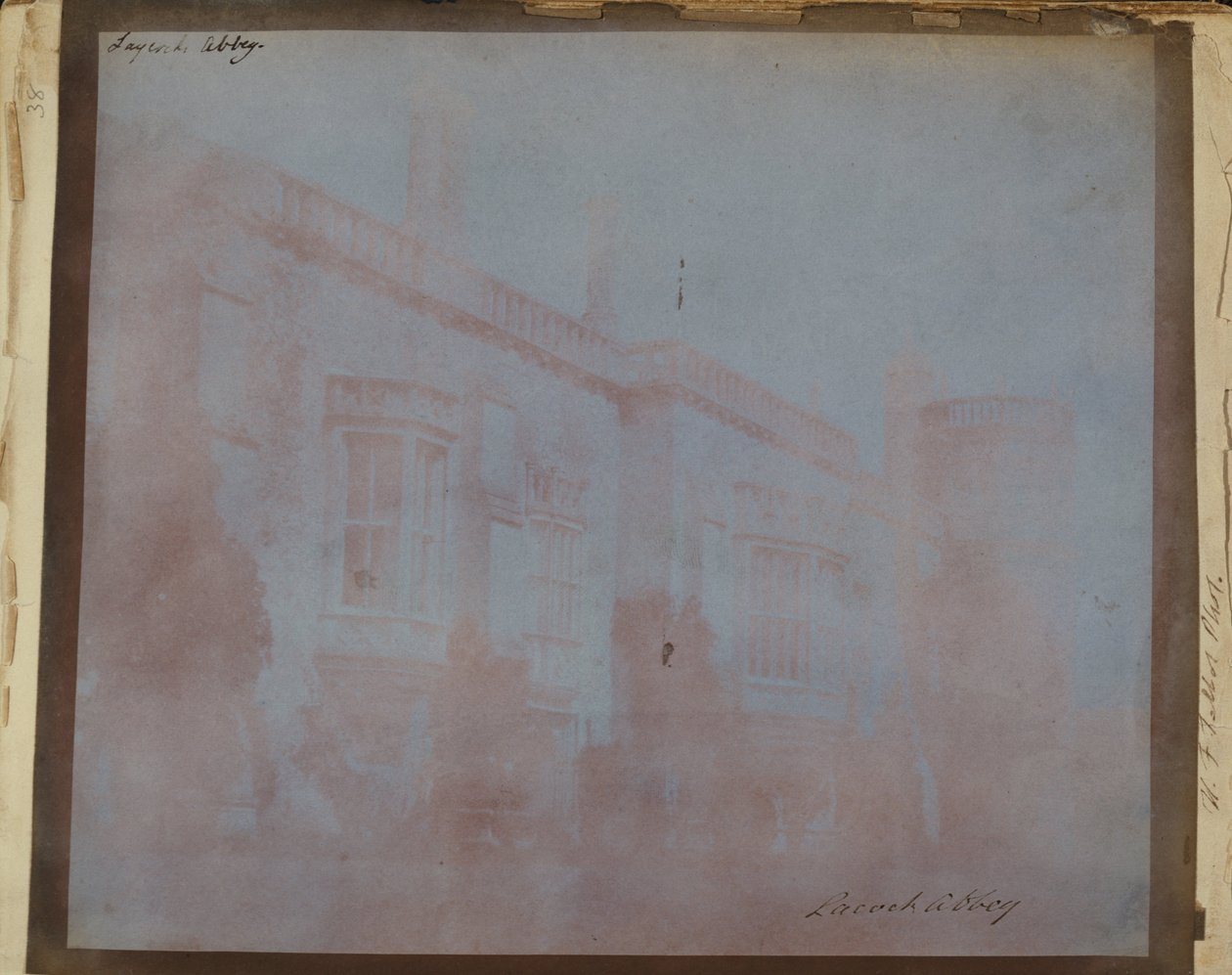 The South Front of Lacock Abbey with Sharingtons Tower. av William Henry Fox Talbot