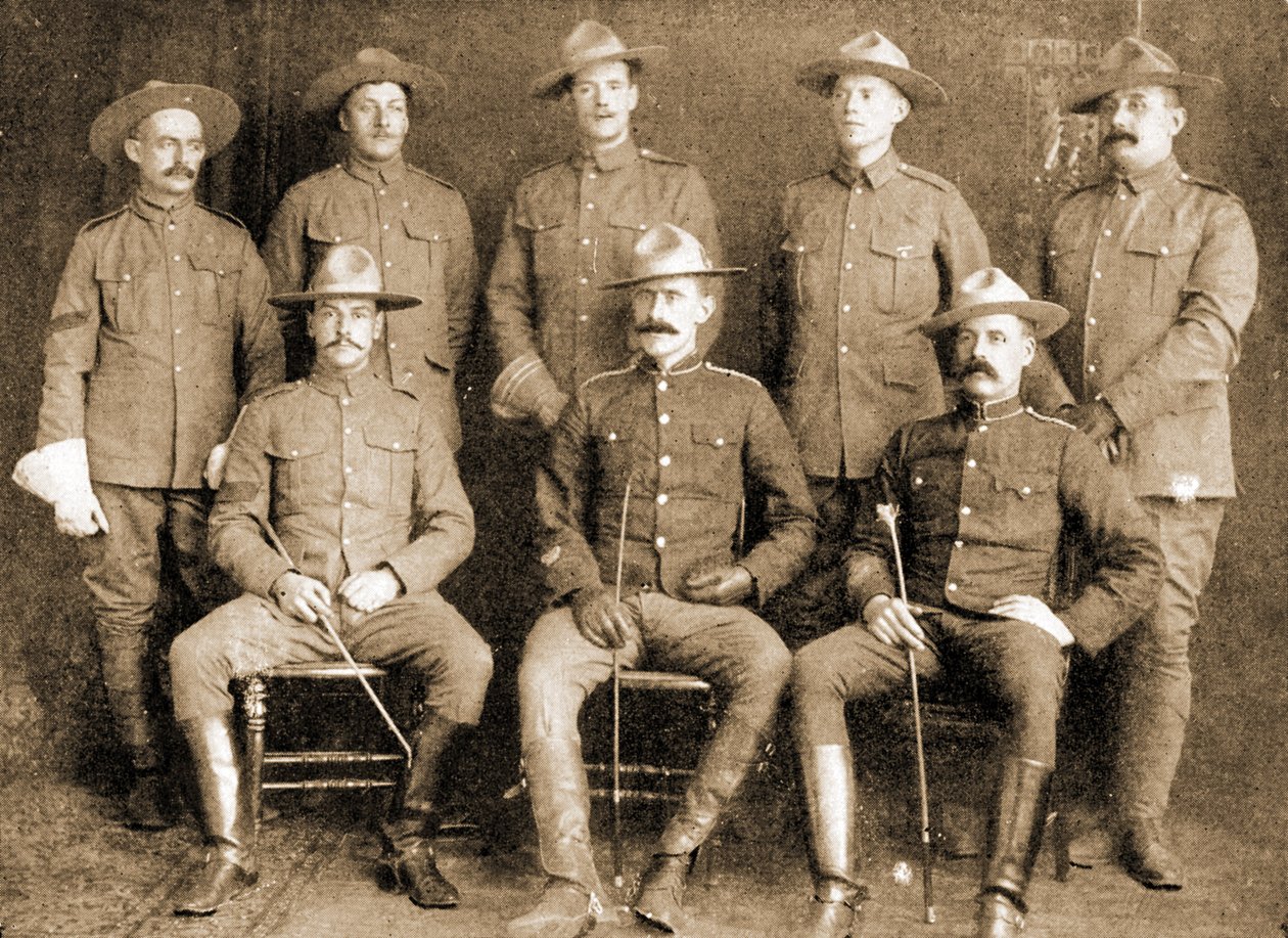 En grupp volontärer i North West Mounted Police, Montreal, Kanada. (Sepia-bild) av William Notman