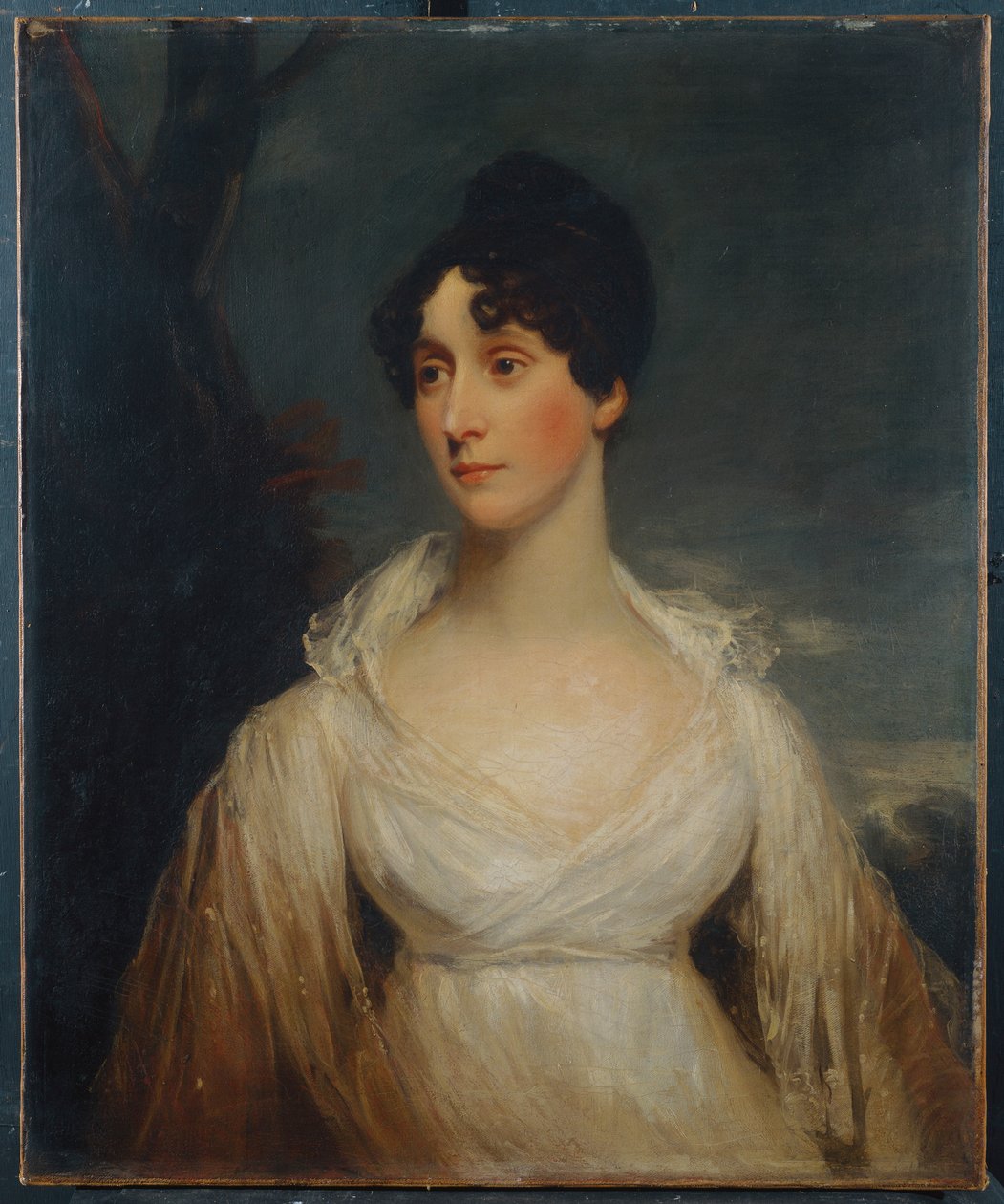 Porträtt av en kvinna sittande, halvlängd, iklädd en vit klänning av William Beechey